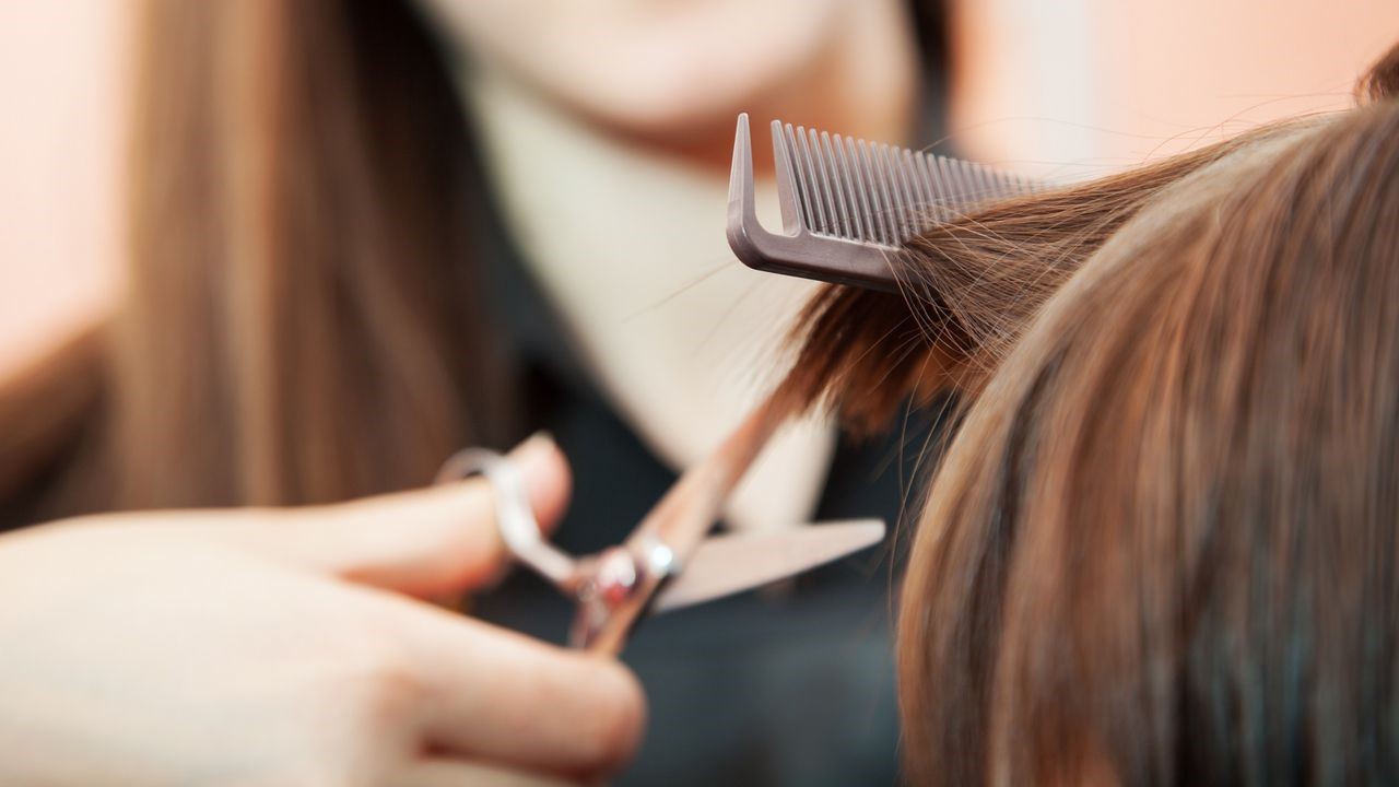 coupe cheveux avec du ciseaux