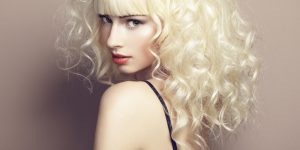 Cheveux bouclés