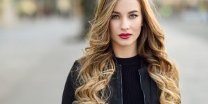 femme blond avec des cheveux long